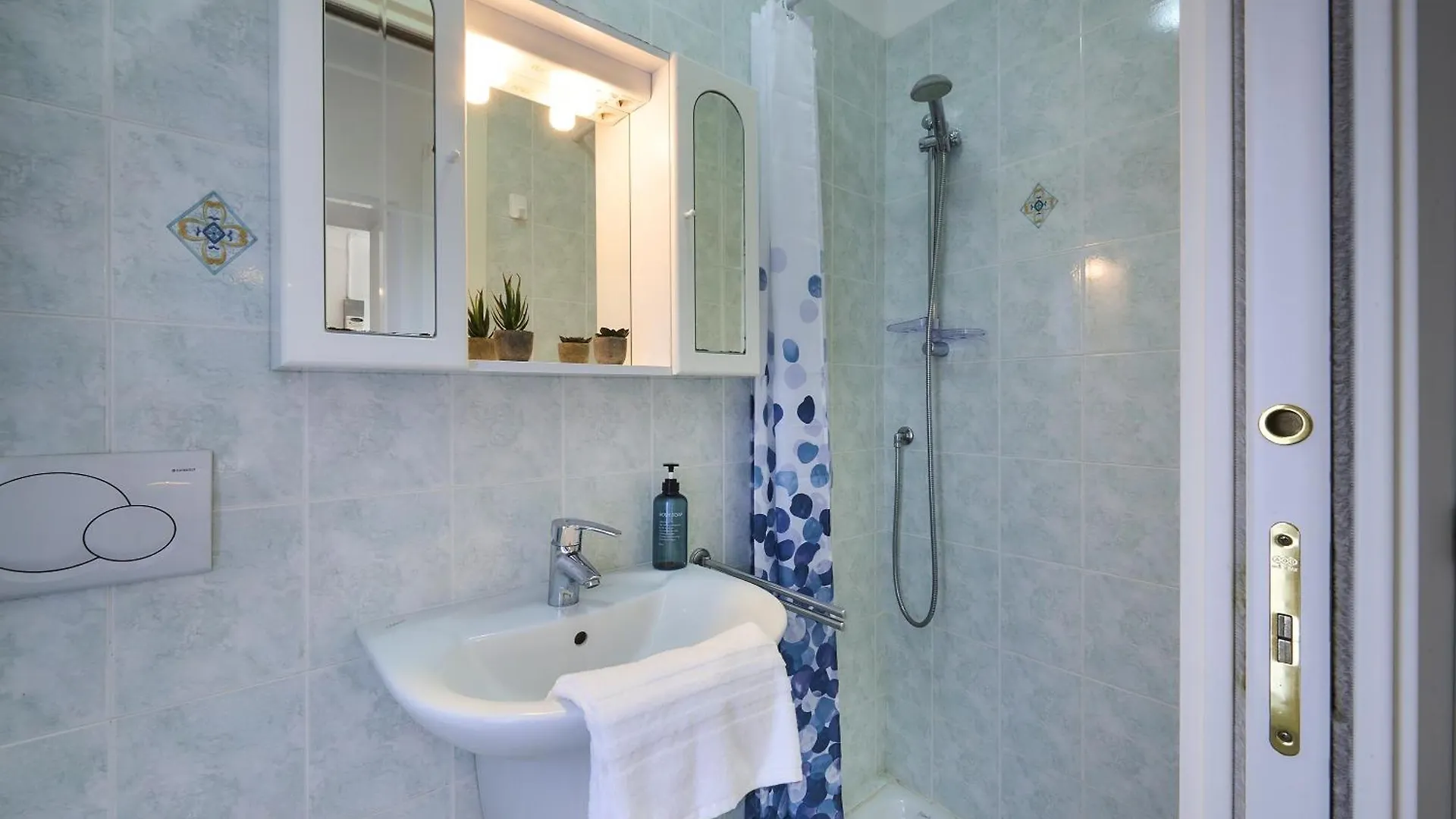 Large Apartment In The Village Near Varenna Perledo
